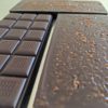 Caramel salé et chocolat noir dans une tablette bio