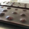 Des noisettes entières au coeur d'une tablette en chocolat noir bio