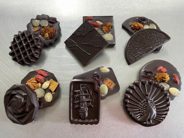Plusieurs modèles de mendiants en chocolat noir (recto et verso)